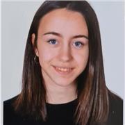 Estudiante universitaria imparte clases de apoyo